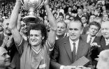 Robert Herbin, alors capitaine de Saint-Etienne, brandit la Coupe de France aux côtés du Premier ministre Jacques Chaban-Delmas, le 31 mai 1970 à Colombes