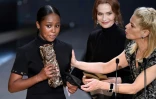 Fathia Youssouf reçoit le prix du meilleur espoir féminin des mains d'Isabelle Huppert et de Marina Foïs lors de la 46e édition des Césars à l'Olympia à Paris le 12 mars 2021