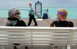 Conversation sur un banc sur la Promenade des Anglais, à Nice, le 16 mai 2020