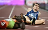 Le Britannique Jake Wightman (à droite) à l'arrivée de la finale du 1.500 m aux Mondiaux d'athlétisme, le 17 décembre 2025 à Tokyo