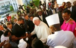 Le pape François (c) au palais présidentiel à Kampala avec le président ougandais Yoweri Museveni (c, coiffé d'un chapeau), le 27 novembre 2015