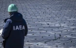 Le directeur de l'Agence internationale de l'énergie atomique Rafael Grossi  visite les installations provisoires de stockage des sols contaminés, le 19 février 2025 à Okuma, dans la préfecture de Fukushima, au Japon