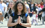 Une femme prie sur la place Saint-Pierre après la mort du pape François au Vatican le 21 avril 2025