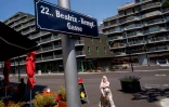Une femme marche dans une rue qui porte le nom de l'écrivaine Beatrix Kempf à Seestadt, dans la banlieue de Vienne, le 8 juin 2021