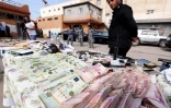 Des liasses de dinars libyens saisis lors d'une opération contre les passeurs le 4 novembre 2015 à Tripoli
