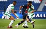 Le milieu brésilien du PSG Neymar entre deux joueurs du Celtic Glasgow en match amical, le 21 juillet 2020 au Parc des Princes