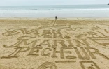Un message "Va en mer marin pêcheur" sur la plage des Sables d'Olonne, le 5 février 2024 en Vendée
