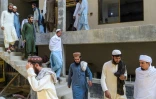 Des étudiants partent après avoir assisté à un cours à l'école coranique Darul Uloom Haqqania, le 19 octobre 2020 à Akora khattak, au Pakistan