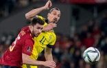 Le défenseur espagnol Aymeric Laporte, à la lutte avec l'attaquant suédois Zlatan Ibrahimovic, lors de leur match comptant pour les éliminatoires du Mondial-2022 au Qatar, le 14 novembre 2021 à Séville
