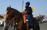 Un guerrier du Nihang, première ligne de défense des agriculteurs opposés aux réformes du gouvernement, à cheval lors d'une manifestation à New Delhi, le 26 janvier 2021
