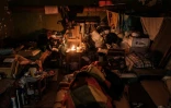 Des personnes dorment dans le sous-sol d'un appartement, le 18 mai 2022 à Severodonetsk, en Ukraine