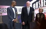 Tony Parker (g.) et Gregg Popovich (d.), sur scène lors de leur intronisation au Basketball Hall of Fame, le 12 août 2023 à Springfield (Massachusetts)