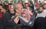 Un prisonnier palestinien libéré par Israël est accueilli par ses proches à Khan Younes, dans la bande de Gaza, le 15 février 2025