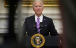 Le président américain Joe Biden signe ses premiers décrets à la Maison Blanche, le 21 janvier 2021