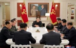 Photo diffusée le 18 mai 2022 par l'agence nord-coréenne Kcna du dirigeant nord-coréen Kim Jong Un lors d'une réunion du parti à Pyongyang, le 17 mai 2022