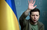 Le président ukrainien Volodymyr Zelensky fait un geste de la main lors d'une conférence de presse à Kiev le 3 mars 2022