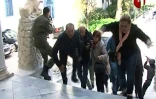 Des touristes s'échappent du musée du Bardo à Tunis le 18 mars 2015, alors qu'une attaque terroriste est en cours
