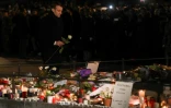Le président Macron dépose une rose devant le marché de Noël, le 14 décembre à Strasbourg en hommage aux victimes de l'attaque