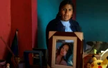 Dominga Hancco se reflète dans un miroir à côté d'un portrait de sa fille Jhamileth Aroquipa, tuée le 9 janvier 2023 lors des manifestations, à son domicile de Juliaca, au Pérou, le 30 mai 2026