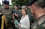 La ministre des Armées Florence Parly, le 24 juin 2017 lors d'une inspection du dispositif "Sentinelle" à Paris
