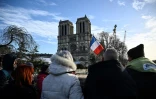 Des piétons admirent la cathédrale Notre-Dame de Paris à la veille de sa réouverture officielle, le 6 décembre 2024 à Paris