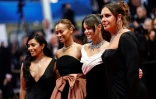 (GàD) L'actrice mexicaine Adriana Paz, les actrices américaines Zoe Saldana et Selena Gomez et l'actrice espagnole Karla Sofia Gascon posent après la projection du film  "Emilia Perez" du Français Jacques Audiard, le 18 mai 2024 à Cannes  