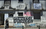 Une maison recouverte de slogans hostiles au pouvoir Ă Santiago du Chili le 2 novembre 2019