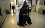 Le "Batman" argentin entre à l'Hôpital public Soeur Maria Ludovica chargé de dessins et de bonbons