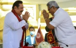 Mahinda Rajapaksa (g) prête serment comme Premier ministre devant son frère, le président Gotabaya Rajapaksa, à Colombo le 9 août 2020  
