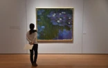 Le tableau de Claude Monet, "Nympheas en fleur" présenté chez Christie's, le 27 avril 2018 à New York, avant la vente aux enchères de la collection Rockefeller, les 8 et 10 mai