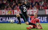 Le défenseur du Bayern Rafinha (d) à la lutte avec le milieu du Real Madrid Mateo Kovacic en demi-finales aller de C1, le 25 avril 2018 à Munich
