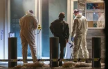 Des experts de la police scientifique devant l'entrée de l'ambassade américaine cible d'une explosion, le 8 mars 2026 à Oslo