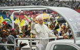 Le pape Léon XIV (au centre) salue la foule depuis la papamobile à son arrivée pour une rencontre avec des jeunes et des familles au stade de Bata, en Guinée équatoriale, le 22 avril 2026