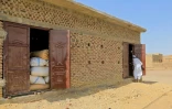 L'agriculteur Modawi Ahmed, à l'extérieur d'une grange où est stocké du blé, le 28 mai 2022 à al-Laota, au sud-ouest de Khartoum, au Soudan