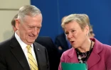 Le secrétaire américain à la Défense James Mattis et la secrétaire générale adjointe de l'OTAN Rose Gottemoeller à Bruxelles le 16 février 2017