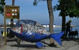 Un bac à recyclage en forme de poisson à Santa Marta, en Colombie, le 27 avril 2026