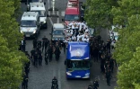 Les joueurs de l'équipe de France, championne du monde en Russie, s'apprêtent à descendre les Champs-Elysées en bus impérial décapotable, le 16 juillet 2018   