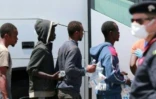 Des migrants sauvés en mer arrivent au port italien de Salerne, le 29 juin 2017