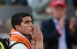 L'Espagnol Carlos Alcaraz quitte le court, après sa défaite en quart de finale face à l'Allemand Alexander Zverev, 6-4, 6-4, 4-6, 7-6 (9/7), le 31 mai 2022 au tournoi de Roland-Garros