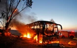 Un bus en feu le 12 novembre 2018 en Israël, à proximité de la bande de Gaza, après avoir été touché par une roquette tirée de l'enclave palestinienne