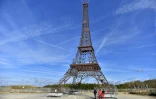 "Depuis un mois, tous les week-ends, on constate un afflux de personnes qui viennent voir cette Tour Eiffel face à la mer", déclare le maire de Saint-Hilaire, Laurent Boudelier