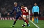 L'attaquant de l'Atlético Madrid Antoine Griezmann (en bleu) à la lutte avec le milieu de terrain belge d'Arsenal Leandro Trossard lors de la demi-finale de Ligue des champions mardi à l'Emirates Stadium de Londres.