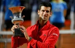 Novak Djokovic pose avec le trophée du tournoi de Rome le 21 septembre 2020