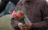 Un homme vient déposer des fleurs pour rendre hommage à Jo Cox, à Birstall en Grande-Bretagne, le 17 juin 2016