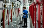 Un employé désinfecte une rame du métro de Hong Kong le 25 février 2020