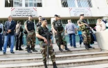 Des soldats libanais montent la garde devant un bureau de vote aux élections municipales, le 8 mai 2016 à Beyrouth