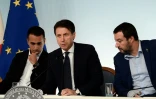 Le Premier ministre italien Giuseppe Conte au centre entouré de ses deux vice-Premiers ministres, Luigi Di Maio (à gauche) et Matteo Salvini (le 15 octobre 2018 à Rome)
