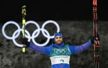 La joie sur le podium du biathète français Martin Fourcade après sa victoire dans la mass start 15 km aux JO, le 18 février 2018 à Pyeongchang