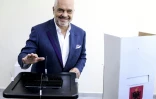 Le premier ministre socialiste albanais Edi Rama vote dans le village de Surrel près de Tirana le 30 juin 2019