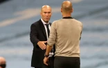 L'entraîneur français du Real Madrid, Zinédine Zidane (g), félicite l'entraîneur espagnol de Manchester City victorieux lors lors du 8e de finale retour de la Ligue des champions à Manchester, le 7 août 2020